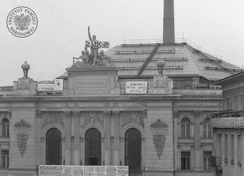 Fasada Gmachu Głównego Politechniki Warszawskiej w czasie strajku, 22 III 1968 r. Klatka z filmu dotyczącego wydarzeń Marca’68 zrealizowanego przez MSW (fot. z zasobu IPN)
