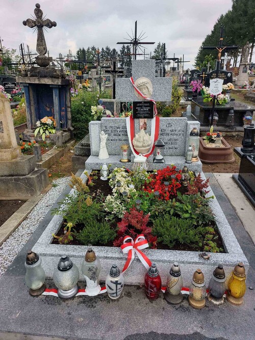 Grób na cmentarzu parafialnym w Markowej, gdzie w styczniu 1945 r. przeniesiono ciała rodziny Ulmów. 1 kwietnia 2023 r. IPN zakończył, ekshumację i identyfikację ich szczątków. Szczątki Gołdy Grünfeld, Lei i Reszli Didner oraz Saula, Barucha, Mechela, Joachima i Mojżesza Goldmanów w 1947 r. przeniesiono i pochowano na cmentarzu w Jagielle wraz z ofiarami niemieckiej zbrodni z 14 grudnia 1942 r. Markowa, 2023 r. (fot. P. Zielony)