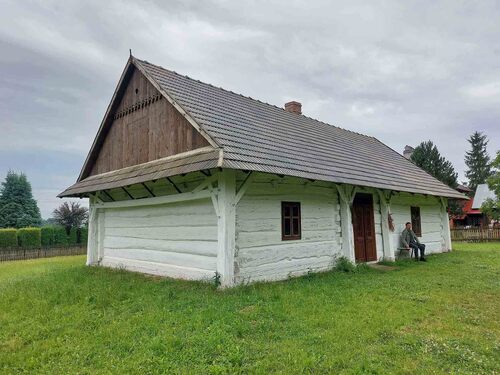Chałupa Szylarów, w której Dorota i Antoni Szylarowie ukrywali podczas niemieckiej okupacji przez 17 miesięcy rodzinę Bezemów (późniejszych Weltzów). Wśród nich znajdowali się: Abraham, Aron, Leon, Miriam, Moniek, Rachela, Shirley (Schindla). Obecnie chata stanowi cenny obiekt muzealny Skansenu Zagroda – Muzeum Wsi Markowa. Odrestaurowany budynek został oficjalnie udostępniony dla publiczności 1 września 2021 r. Markowa, 2023 r. (fot. P. Zielony)