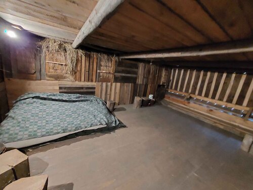 Strych chaty Szylarów, na którym członkowie rodziny Bezemów (późniejszych Weltzów) ukrywali się przez 17 miesięcy. 11 lutego 1992 r. Helena Szylar-Kielar, Zofia Szylar-Broda oraz pośmiertnie ich rodzice Antoni i Dorota Szylarowie zostali uhonorowani przez Instytut Jad Waszem medalem „Sprawiedliwy wśród Narodów Świata”. Budynek ten znajduje się obecnie na terenie Skansenu Zagroda – Muzeum Wsi Markowa. Markowa, 2023 r. (fot. P. Zielony)