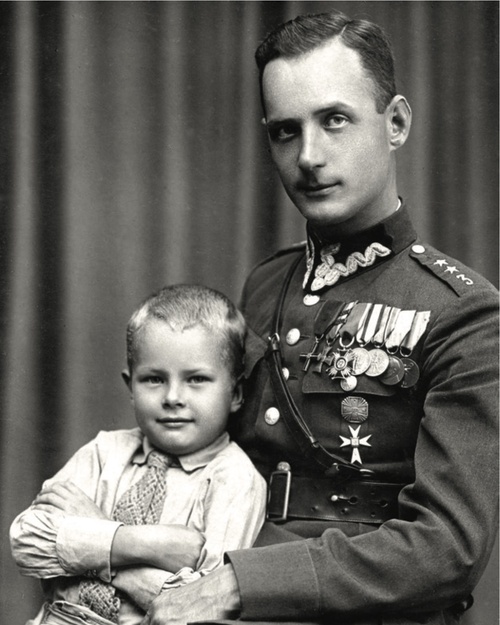 Porucznik Franciszek Niepokólczycki jako oficer 3. pułku saperów z synem Władysławem, Wilno, przełom lat dwudziestych i trzydziestych XX w. (fot. z zasobu IPN)