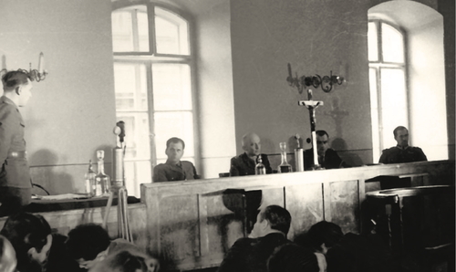 Komunistyczny trybunał wojskowy (z krucyfiksem na stole) „sądzący” płk. Franciszka Niepokólczyckiego i podkomendnych z II Zarządu Głównego WiN, Kraków, sierpień 1947 r. (fot. z zasobu IPN)