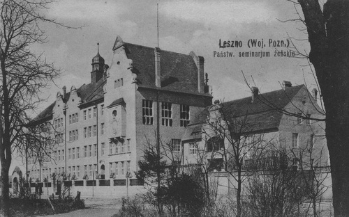 Państwowe Seminarium Nauczycielskie w Lesznie. Widok zewnętrzny budynku szkolnego, 1925-1939 (fot. z zasobu NAC)
