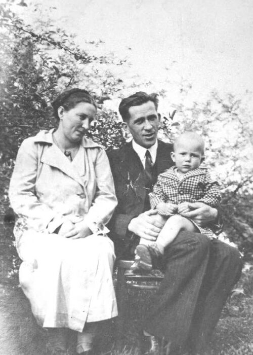 Stanisław i Helena Mierzwowie z najstarszym synem Jackiem, 1938 r. (fot. z zasobu AIPN)