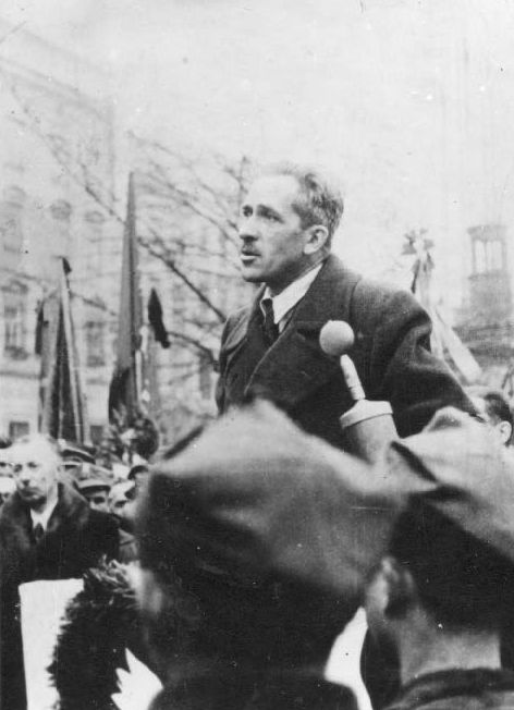 Stanisław Mierzwa na Rynku Głównym w Krakowie podczas uroczystości pogrzebowych Witosa, 1945 r. (fot. z zasobu AIPN)