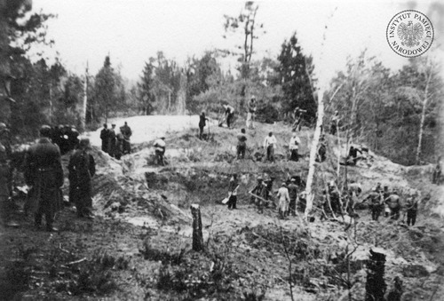 Ekshumacja zwłok w Lesie Katyńskim, prace fizyczne przy grobach wykonują jeńcy sowieccy. Katyń, 16 kwietnia – 31 maja 1943 r. Fot. z zasobu AIPN