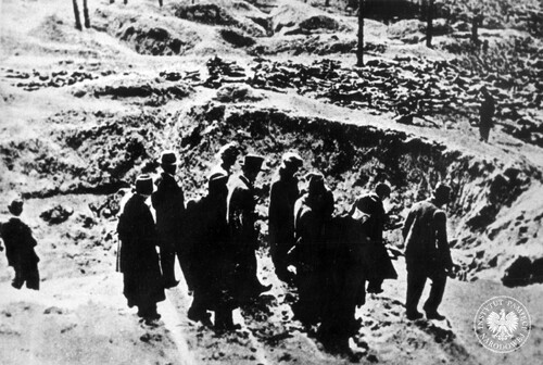 Członkowie delegacji Polskiego Czerwonego Krzyża oglądają masowe groby w Katyniu, 17 kwietnia – 7 czerwca 1943 r. Fot. z zasobu AIPN