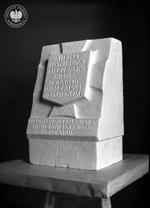 Zwycięski projekt pomnika – głazu ku czci Polaków poległych w czasie wojny, autorstwa Karola Tchorka. Propozycja ta została wyłoniona w konkursie ogłoszonym w grudniu 1949 r. przez Stowarzyszenie Architektów Polskich na zlecenie WMiPWiM. Na tablicy wyryty napis: „Miejsce uświęcone męczeńską krwią Polaków walczących o wolność”. Poniżej podstawy krzyża wyryty napis: „Tu rozstrzelali hitlerowcy dn. 12 kwietnia 1944 44 Polaków” (fot. z zasobu IPN)