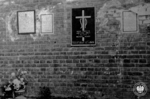 Tablica upamiętniająca egzekucję Polaków dokonanej 5 sierpnia 1944 r. w warszawskiej filii fabryki „Ursus” przy ul. Wolskiej 55 / róg ul. Skierniewickiej.