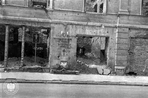 Miejsce straceń przy ul. Senatorskiej w Warszawie. Na murze widoczny napis: „Cześć 40 Bohaterom rozstrzelanym pod tym murem w lutym 1944 roku”. Po lewej czarna blaszana tablica z białym krzyżem umiejscowionym pomiędzy literami: Ś i P („świętej pamięci”). U dołu krzyża widniał napis: „Miejsce uświęcone męczeńską krwią Polaków walczących o wolność” (fot. z zasobu IPN)