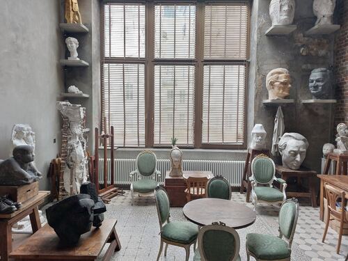 Pracownia Karola Tchorka, w której w latach 1951-1985 artysta tworzył swoje rzeźby. Warszawa, ul. Smolna 36 lok.11 (fot. Paweł Zielony, 2025 r.)