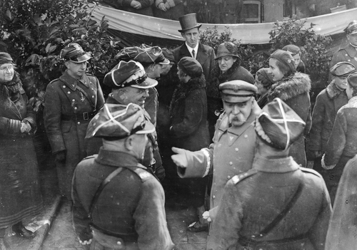 Generałowie brygady Aleksander Litwinowicz i Marian Przewłocki w rozmowie z marszałkiem Józefem Piłsudskim podczas obchodów czternastej rocznicy wyparcia z Wilna bolszewików, 20 kwietnia 1933 r. (fot. z zasobu NAC)