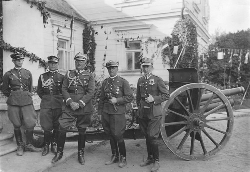 Dowódca 3. Samodzielnej Brygady Kawalerii, gen. bryg. Marian Przewłocki (w środku) w otoczeniu oficerów ze sztabu. Wilno, 1927-1937 r. (fot. z zasobu NAC)