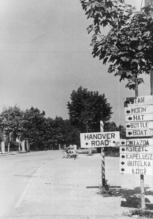 Skrzyżowanie dróg - znaki określające kierunki natarć polskich i angielskich w walkach na Linii Gotów, 1944 r. (fot. z zasobu NAC)