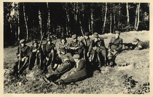 „Zapora” w gronie podkomendnych, maj 1944 r. (fot. z zasobu IPN)