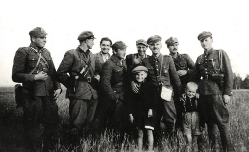 Maj 1946 r. Od lewej: ppor. Władysław Misztal „Bór” (stracony 4 I 1949 r.), kpt. Stanisław Łukasik „Ryś” (stracony 7 III 1949 r.), ppor. Jerzy Stefański „Cedur” (poległ 6 I 1947 r.), ppor. Aleksander Sochalski „Duch”, ppor. Jerzy Siwecki „Bachus” (stracony 16 XI 1948 r.), mjr Hieronim Dekutowski „Zapora” (stracony 7 III 1949 r.), ppor. Jerzy Karcz „Bohun” (zginął w niejasnych okolicznościach w marcu 1947 r.), ppor. Zbigniew Sochacki „Zbyszek” – adiutant „Zapory” (poległ 3 VII 1946 r.)