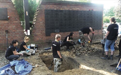 Warszawskie Powązki, kwatera „Ł”, sierpień 2012 r. Początek prac w obrębie jamy grobowej, w której odnaleziono szczątki Hieronima Dekutowskiego „Zapory”, Stanisława Łukasika „Rysia”, Romana Grońskiego „Żbika”, Edmunda Tudruja „Mundka”, Jerzego Miatkowskiego „Zawady”, Tadeusza Pelaka „Junaka”, Arakadiusza Wasilewskiego „Białego” oraz Ignacego Długołęckiego „Jerzego” (żołnierza NZW straconego 5 III 1949 r.). Fot. K. Szwagrzyk