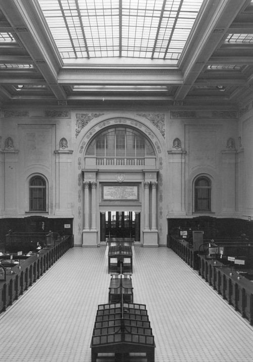 Główna sala Banku Polskiego przy ulicy Bielańskiej 10 w Warszawie, 1928 r. (fot. z zasobu NAC)