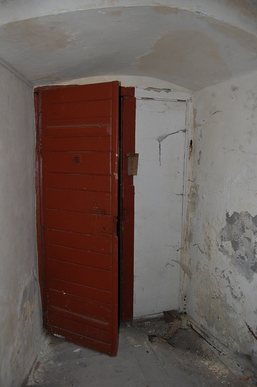 Więzienie Sądowa 7 – Drzwi do celi w więzieniu UB w Busku-Zdroju przy ul. Sądowej 7 (fot. Marek Jończyk)