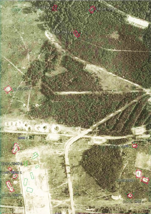 Palmiry, 1947 r.. Zdjęcie lotnicze po ekshumacji. Lokalizacja grobów na obszarze „polany śmierci”. Kolor czerwony - groby z ustaloną datą, kolor zielony - groby na terenie obecnego cmentarza (fot. Centralne Archiwum Wojskowe - Wojskowe Biuro Historyczne)