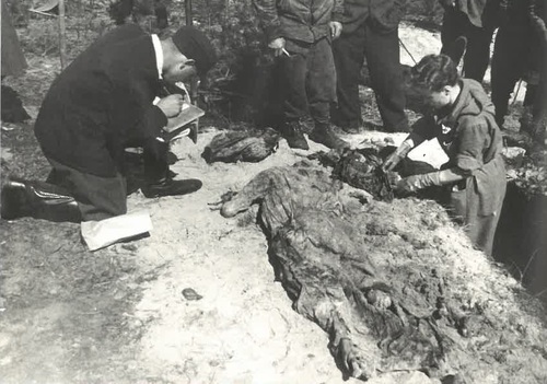 Powojenna ekshumacja ofiar niemieckich egzekucji w Palmirach. Próby identyfikacji zwłok, marzec 1946 r. (fot. z zasobu AIPN)