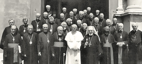 Spotkanie Jana Pawła II z duchownymi ukraińskimi w czasie nadzwyczajnego synodu Ukraińskiego Kościoła Greckokatolickiego, Rzym, czerwiec 1990 r. (fot. religio.org.ua)