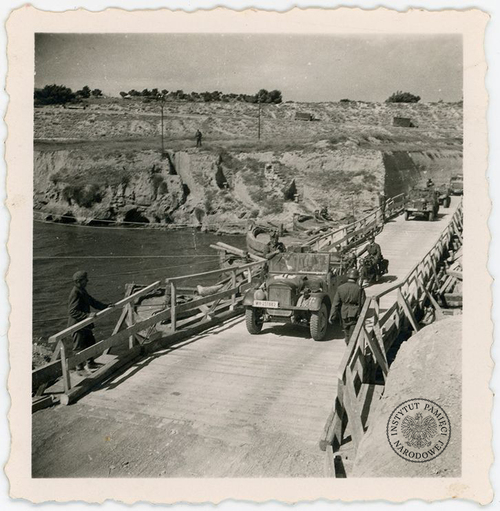 Niemcy przedostają się na Przesmyk Koryncki po zbudowanym przez siebie moście, kwiecień 1941 r. (fot. z zasobu AIPN)