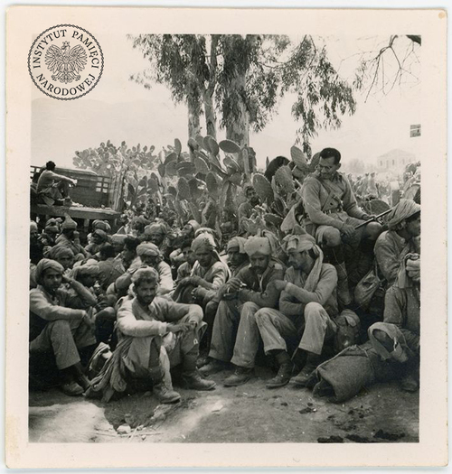 Jeńcy z Brytyjskiego Korpusu Ekspedycyjnego wzięci przez Niemców do niewoli 29 kwietnia 1941 r. pod Kalamata na Półwyspie Peloponeskim (fot. z zasobu AIPN)