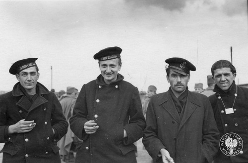 Jeńcy jugosłowiańscy w niemieckim stalagu VIII-C koło Żagania na Dolnym Śląsku, maj 1941 r. (fot. z zasobu AIPN)