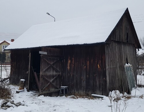 A chest was discovered in the barn, seemingly resting on the floor. Photo from the author’s collection