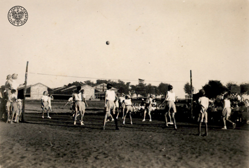 Mecz siatkówki zorganizowany na terenie Osiedla Polskiego w Valivade, 1943-1948 (fot. z zasobu AIPN)