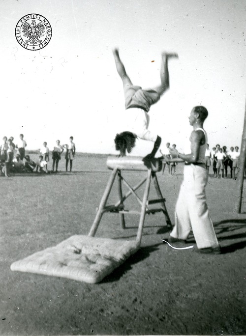 Zajęcia ze skoku przez „kozła” prowadzone przez Antoniego Maniaka. Osiedle Dzieci Polskich w Balachadi, 1942-1946 (fot. z zasobu AIPN)