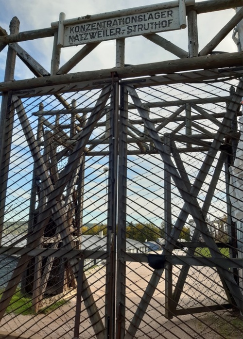 Brama wjazdowa do KL Natzweiler-Struthof (fot. Mariusz Żuławnik)