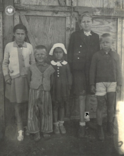 Jerzy Kowalski (stoi drugi od prawej) w grupie polskich dzieci zesłanych do Kazachstanu, 1941 r. (fot. z zasobu AIPN)