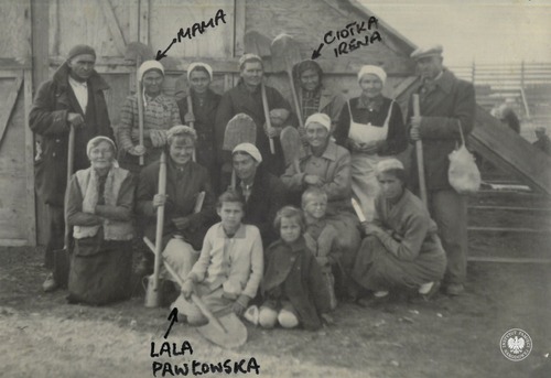 Matka Jerzego Kowalskiego – Joanna Kowalska oraz jej siostra Irena Żerebecka, wśród Polaków w okresie zesłania w Kazachstanie, 21 września 1941 r. (fot. z zasobu AIPN)