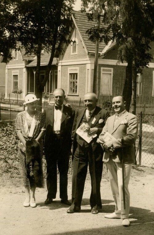 Stanisław Piątkiewicz z żoną Jadwigą, obok stoją dr Stanisław Libert i Antoni Tomkiewicz - notariusz, Brzozów 1930 r. - zbiory A. Karbowskiej