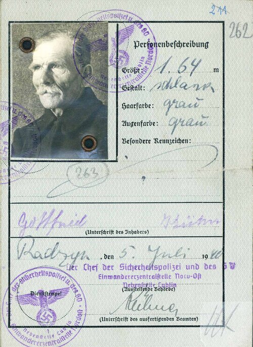 Fragment dokumentu tożsamości Gottfrieda Kühna, członka Selbstschutzu, jednego z kolonistów niemieckich czynnie uczestniczących w akcji odwetowej w Józefowie Dużym, skazanego 19 września 1946 roku na karę śmierci