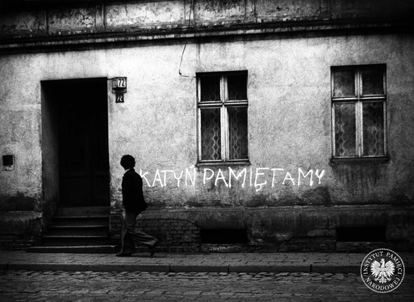 „Tu i teraz”. Przekaz z dołów śmierci w Katyniu