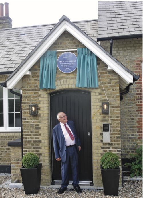 Michael Bourdeaux przed budynkiem, w którym w latach 1972–1992 mieściło się Keston College (fot. churchtimes.co.uk)