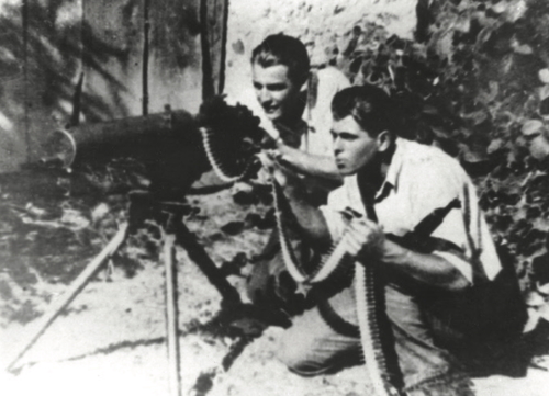 Przy ckm-ie członkowie oddziału „Jędrusie” – Andrzej Skowroński „Andrzej” i Zdzisław de Ville „Zdzich”, 1942 r. (fot. domena publiczna)