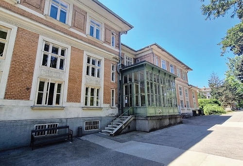 Klinika dla niepełnosprawnych dzieci w Steinhof (wtedy pod Wiedniem). W ramach akcji T4 wydzielono z niej zakład specjalny Am Spiegelgrund, gdzie zabijano dzieci skopolaminą, luminalem albo weronalem (fot. J. Lubecka)