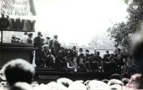 Brama nr 3 Kombinatu Przemysłowego Huty Stalowa Wola, strajkujący pracownicy kombinatu, 28 sierpnia 1988. Zdjęcie wykonane podczas obserwacji przez WUSW w Tarnobrzegu procesyjnego pochodu mieszkańców Stalowej Woli z kościoła pw. Matki Bożej Królowej Polski w tym mieście do bramy nr 3 Huty Stalowa Wola, gdzie następnie odprawiona została uroczysta Msza święta (fot. z zasobu AIPN)