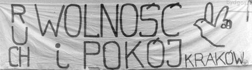 Transparent z białego płótna 8 lutego 1988 r. zawieszony na dachu PDT „Jedynak” w Bydgoszczy (fot. z zasobu AIPN)