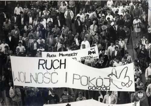 Wizyta papieża Jana Pawła II w Ojczyźnie w 1987 r. Transparenty niesione przez demonstrantów po Mszy świętej odprawionej 12 czerwca przez Ojca Świętego w gdańskim Parku Zaspa - obecnie Park im. Jana Pawła II (fot. z zasobu AIPN)
