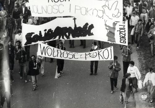 Wizyta papieża Jana Pawła II w Ojczyźnie w 1987 r. Transparenty niesione przez demonstrantów po Mszy świętej odprawionej 12 czerwca przez Ojca Świętego w gdańskim Parku Zaspa - obecnie Park im. Jana Pawła II. (fot. z zasobu AIPN)