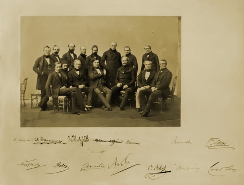 Uczestnicy kongresu paryskiego. Hrabia Maksymilian von Hatzfeldt stoi trzeci od lewej, 1856 (fot. ze zbiorów Węgierskiego  Muzeum Narodowego w Budapeszcie/Wikimedia Commons/praca własna: Yelkrokoyade/CC BY-SA 3.0)