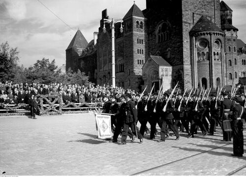Obchody Święta Kolejarza Polskiego w Poznaniu w 1935 r. Widoczny fragment defilady przechodzącej obok zamku  (fot. z zasobu NAC)