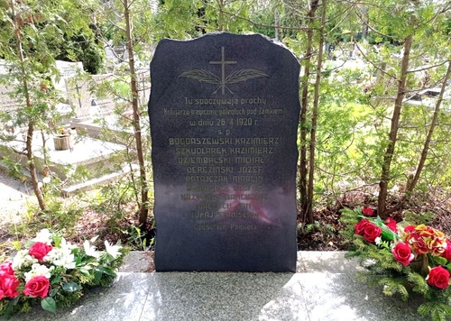 Tablica na mogile poznańskich kolejarzy na cmentarzu przy ulicy Bluszczowej w Poznaniu (fot. M. Jurek)