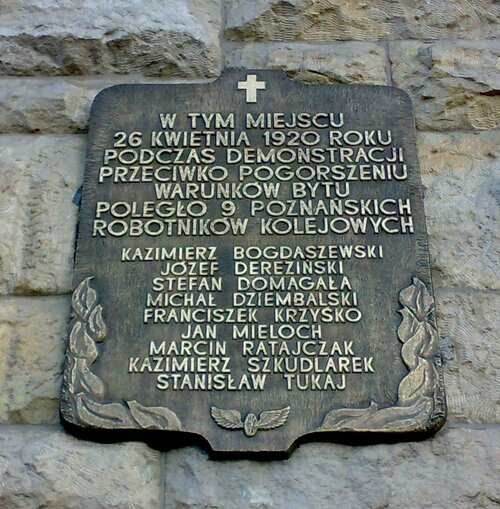 Odsłonięta w 1992 r. tablica pamiątkowa (fot. Wikimedia Commons/MOs810 - Praca własna/CC BY-SA 4.0)