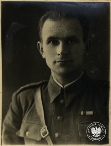 Stanisław Zasztoft, obywatel Związku Sowieckiego, ukończył w Kujbyszewie szkołę dla przyszłych kadr komunistycznych służb terroru. W latach 1944–1945 był szefem PUBP w Wysokiem Mazowieckiem. Jego podwładni, a być może i on sam, brali udział w ekspedycji NKWD przeciwko mieszkańcom wsi Dąbrowa-Łazy 30 kwietnia 1945 r. (fot. z zasobu AIPN)